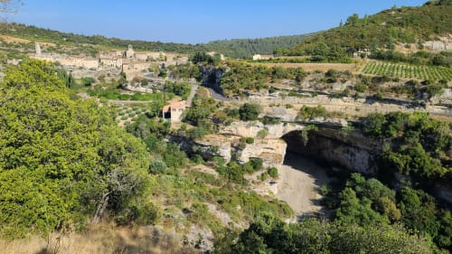 Village médiéval de Minerve en vallée du Languedoc avec falaises calcaires et vins du Minervois.