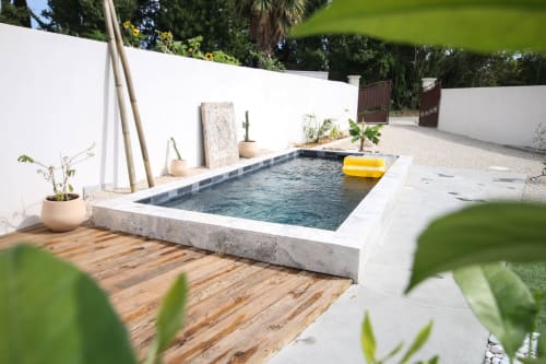 Moderna piscina con terrazza in legno presso l'hotel Mas Lafleur a Châteaurenard, Francia