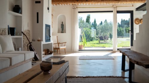 Lussuoso soggiorno Mas Lafleur a Châteaurenard con vista sui cipressi, design minimalista moderno, mobili in legno e luminoso
