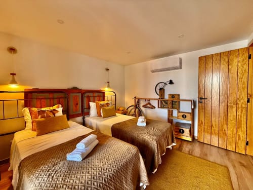 Quarto espaçoso em Kindnessmoon em Óbidos com camas gêmeas, guarda-roupa de madeira e vista para o jardim