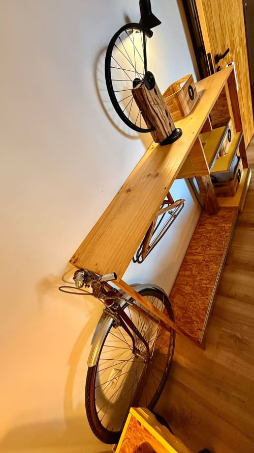 Bicicletas vintage penduradas em prateleira de madeira no quarto da pousada Kindnessmoon, Óbidos Portugal