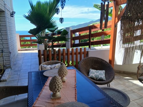Terrasse extérieure qui convient parfaitement à la détente et permet de profiter de la vue sur la montagne et aussi de la mer.