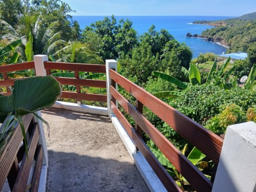 Accès entrée Fwégate avec une vue mer exceptionnelle sur la côte et le jardin.