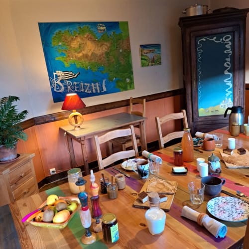 Le petit déjeuner d'une chambre d’hôtes bien placé dans le Finistère