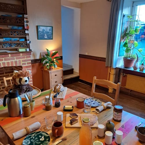 Le petit déjeuner d'une chambre d’hôtes bien placé dans le Finistère