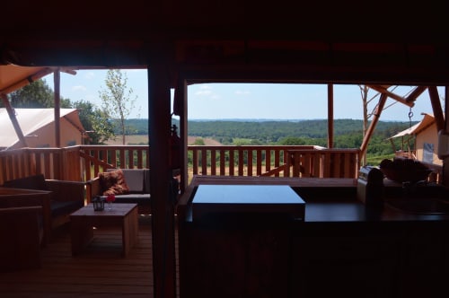 Ruim houten terras met panoramisch uitzicht op het bos bij Home Sweet Lodge Glamping Aquitaine in Frankrijk