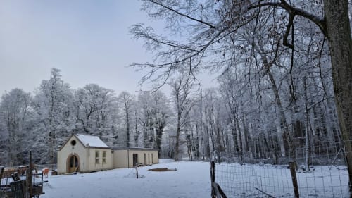 Chapelle enneigée entourée d'arbres givrés au Château de La Malmaison, Aÿ-Champagne