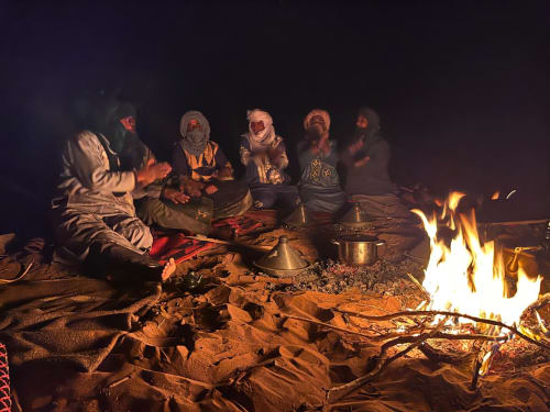 cuisson du Tajine dans le désert du Maroc
