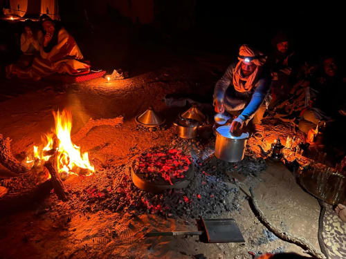 Préparation du repas dans le désert Marocain au cours du trek de Patrick et Nathalie gérant du riad Eucalyptus 