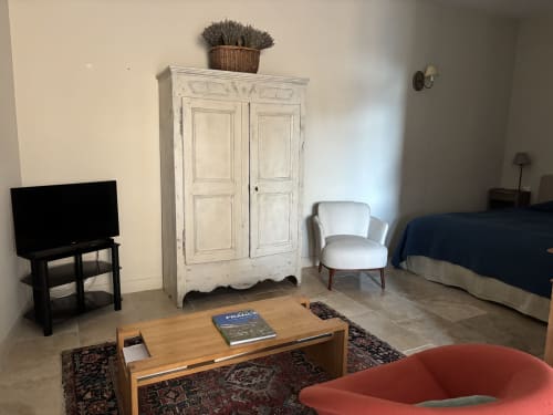 Spacious Music Room studio at Ancienne Maison des Gardes in Lourmarin with bed, sitting area, TV, and white armoire