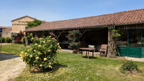 Le préau où se trouve le salon et la salle à manger d'été