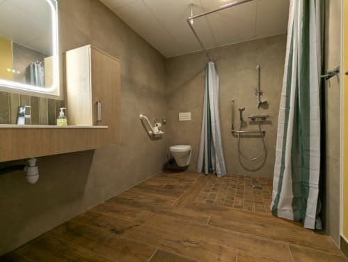 salle de bain moderne et PMR proche du Puy du Fou, en Vendée