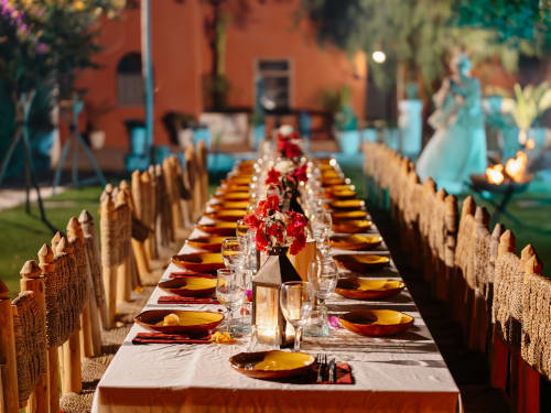 Grande table anniversaire dans le jardin avec vaisselle de Safi Boutique hôtel Eucalyptus Essaouira