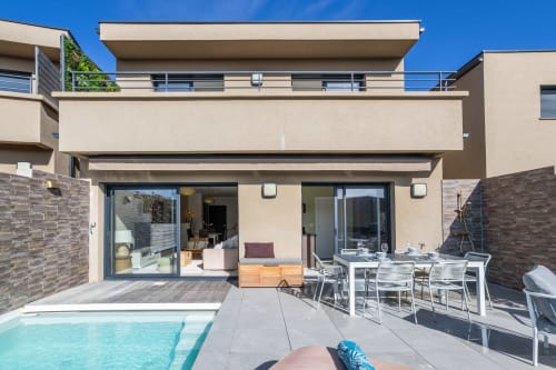 Villa Oia in Favone with heated pool, dining area, and modern terrace overlooking the sea, managed by Corsu di Core conciergerie