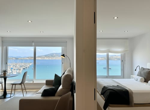 Lujoso apartamento en Baiona con vistas al mar, marina y embarcaciones, dormitorio moderno y sala con ventanales de piso a techo