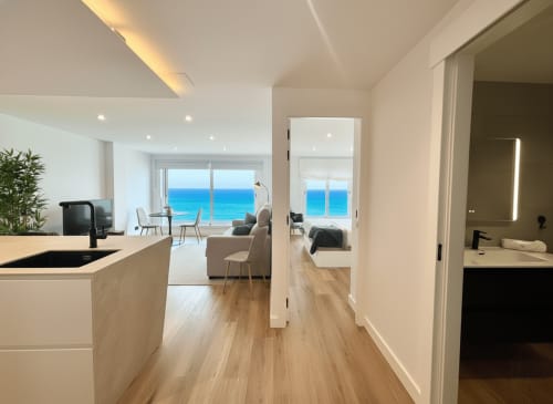 Cocina y salón modernos con vistas al mar en el apartamento Meiga do Mar, Baiona