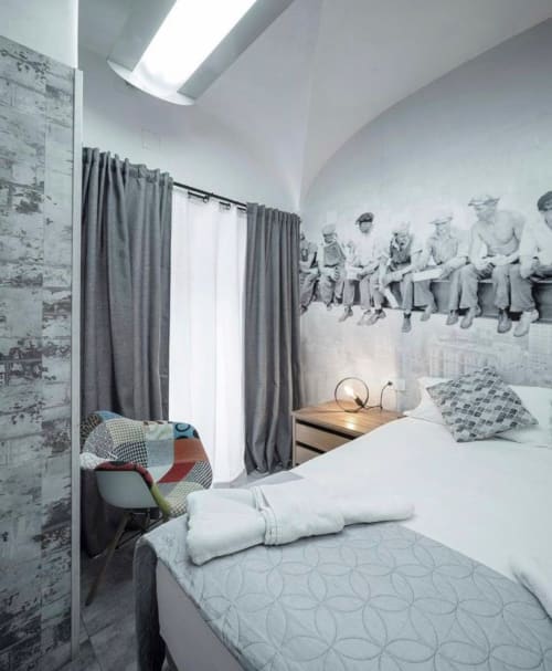 Dormitorio moderno en Mérida con claraboya, cortinas grises y mural vintage de época de guerra