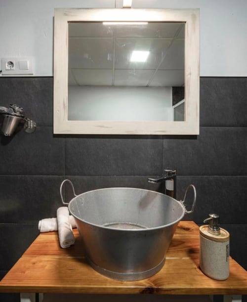Moderno lavamanos del apartamento Gestyp-AT en Mérida con cuenca de metal y mesón de madera