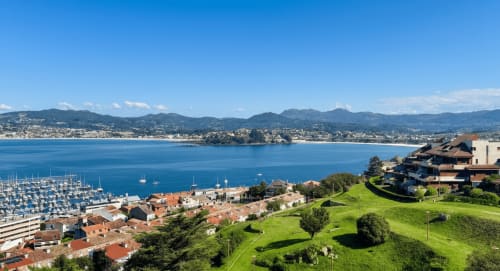 Propiedad costera en Baiona con puerto deportivo, montañas y jardines verdes con vistas a la bahía española