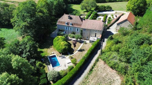 Luchtfoto van hotel Moulin Renaudiots in Autun, Frankrijk met zwembad, tuinen en platteland