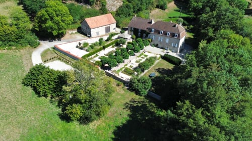 Luchtfoto van hotel Moulin Renaudiots met verzorgde tuinen en landelijk gebied in Autun, Frankrijk