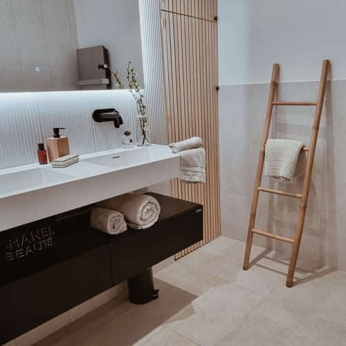 Moderne badkamer in Moulin Renaudiots in Autun met witte wastafel, houten handdoekrek en zwarte wastafelmeubel
