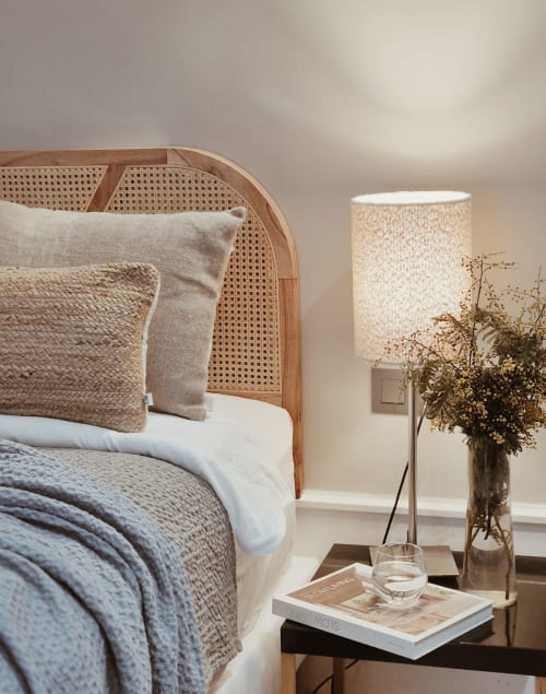 Sereen slaapkamer in Moulin Renaudiots in Autun met rotankop, neutrale textiel en nachtkastlamp met gedroogde