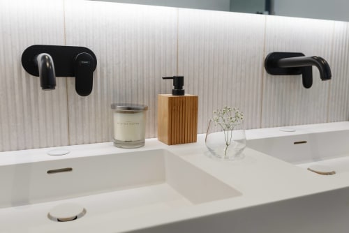 Moderne badkamervandel in Moulin Renaudiots met dubbele wastafels, zwarte armaturen, zeepdispenser en verse bloemen in Autun.