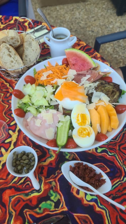 Maxi salade coloré au Le N°9 B&B à Argeliers avec melon, pastèque, fromages, œufs et légumes frais