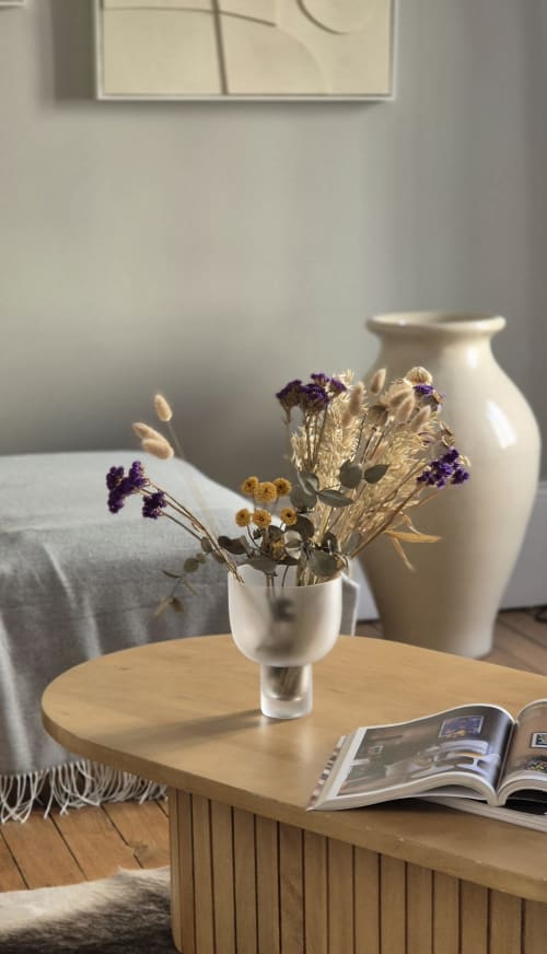 Fleurs séchées dans un vase blanc sur table en bois à l'hôtel Moulin Renaudiots à Autun, France