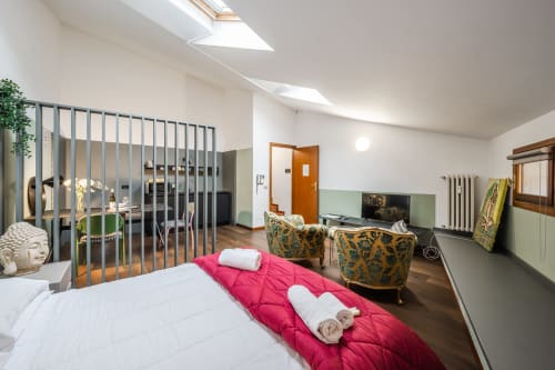 Camera da letto moderna presso Le Arche a Verona con lucernari, vista sulla città e arredi contemporanei