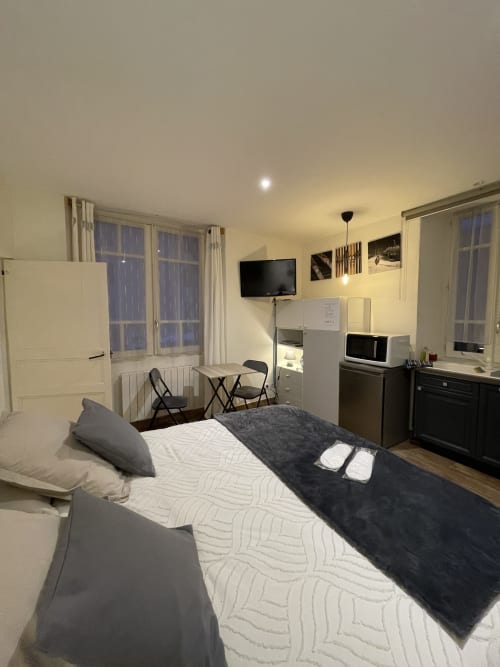 Studio à La Montagnette à Moutiers avec lit, kitchenette, TV et vue sur la ville