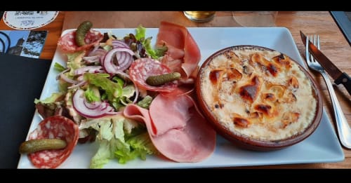 Plateau de charcuterie avec viandes froides, cornichons, verdure et plat rôti à La Montagnette, Moutiers