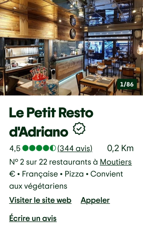 Intérieur du restaurant Le Petit Resto d'Adriano à Moutiers avec décor en bois et tables de salle à manger