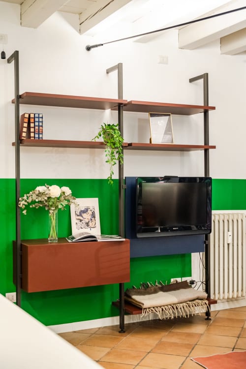 Studio moderno a Verona con parete accent verde, scaffali in legno, TV e mobili mid-century