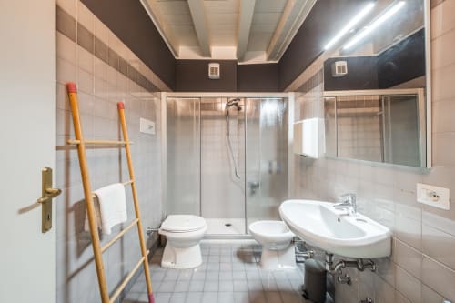 Bagno moderno presso l'appartamento Le Arche a Verona con doccia, wc, bidet e lavabo