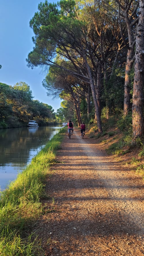 Sentier pittoresque le long du canal avec cyclistes près d'Argeliers, France à La Chambre d'hôtes N°9