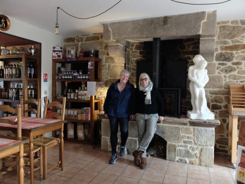 Valérie Deffry et Mara Dominioni, créatrices du stage de sculpture et modelage d'argile, à l'auberge La Rompardais en Bretagne