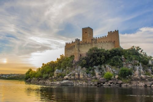 Castelo medieval em topo rochoso com vista para rio perto de Golegã, Portugal alojamento