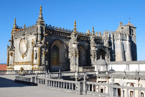 Capela de pedra ornamentada com detalhes dourados e balaustrada branca perto de Golegã, Portugal - hospedagem