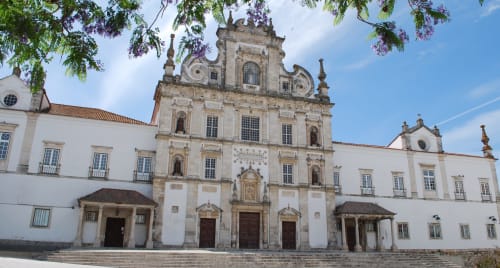 Fachada histórica de igreja em Golegã, Portugal, próximo à pousada Gomes Equestre Alojamento