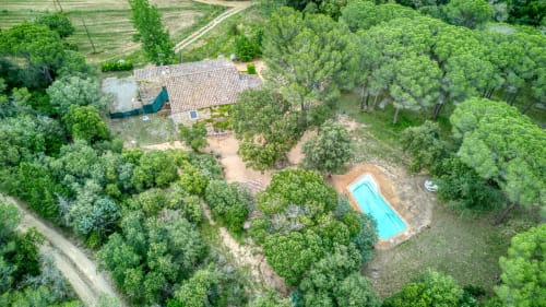 Vue aérienne de la propriété rurale Finques Garcia Enrich à Palafrugell avec piscine, villa et forêt environnante