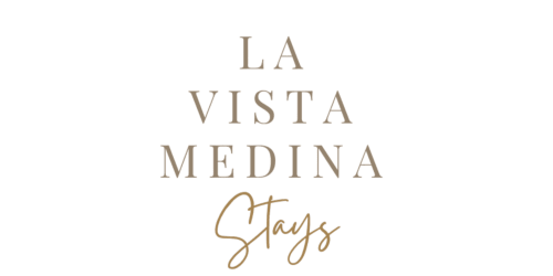 Logo de La Vista Medina Stays con tipografía elegante en tonos tostado y oro sobre fondo blanco