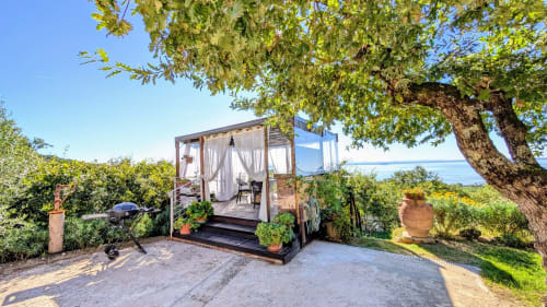 Villa lacustre lussuosa con pergolato ombreggiato, sedute da giardino e vista panoramica del lago in Italia