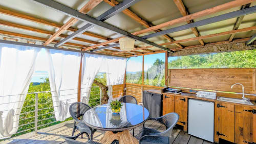 Villa moderna con patio coperto, zona pranzo, cucina, vista sul lago e paesaggio montano nella campagna italiana