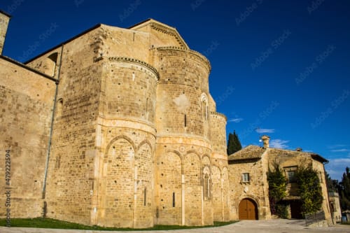 Chiesa medievale in pietra con due torri cilindriche gemelle ad Atessa, Italia, ubicazione dell'hotel Tales of Abruzzo
