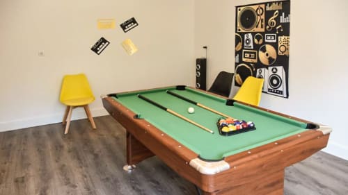 Salle de jeux de la Villa Pré d'Oro avec table de billard et décoration musicale