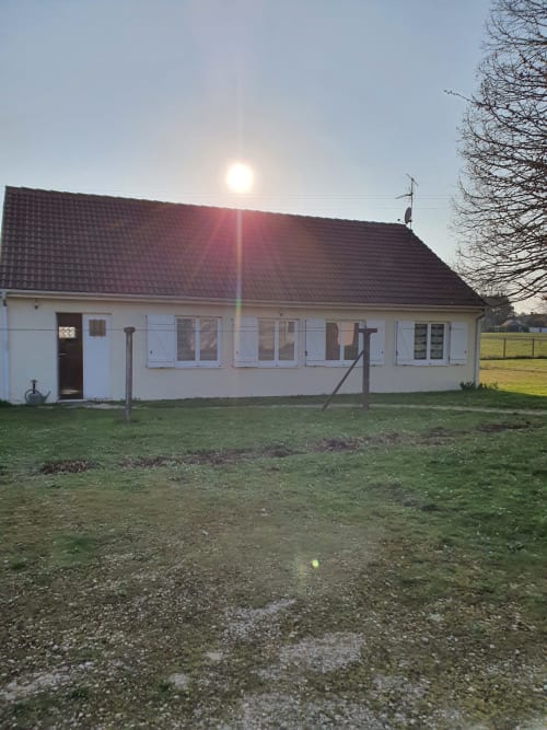 Chalet blanc aux toits bordeaux, hôtel Cheverny La Vie Est Belle, vue jardin au coucher de soleil, Cheverny France