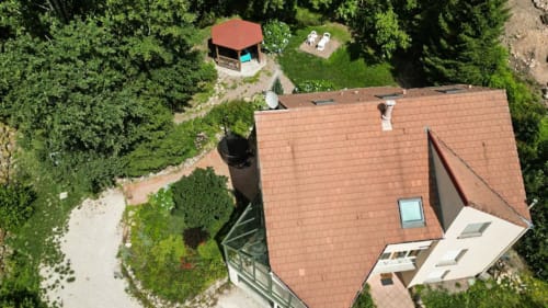 Vue aérienne du toit de la Villa Pré d'Oro avec jardin paysagé, gazebo et allée
