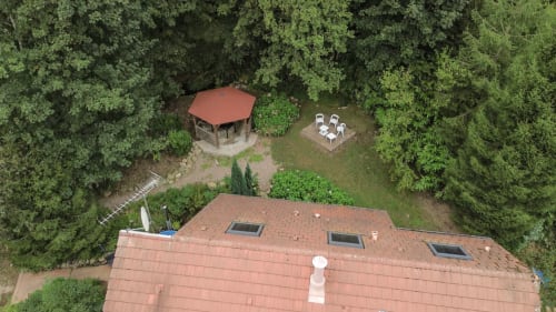Vue drone sur le jardin arbôré de la Villa Pré d'Oro avec gazebo et salon de jardin